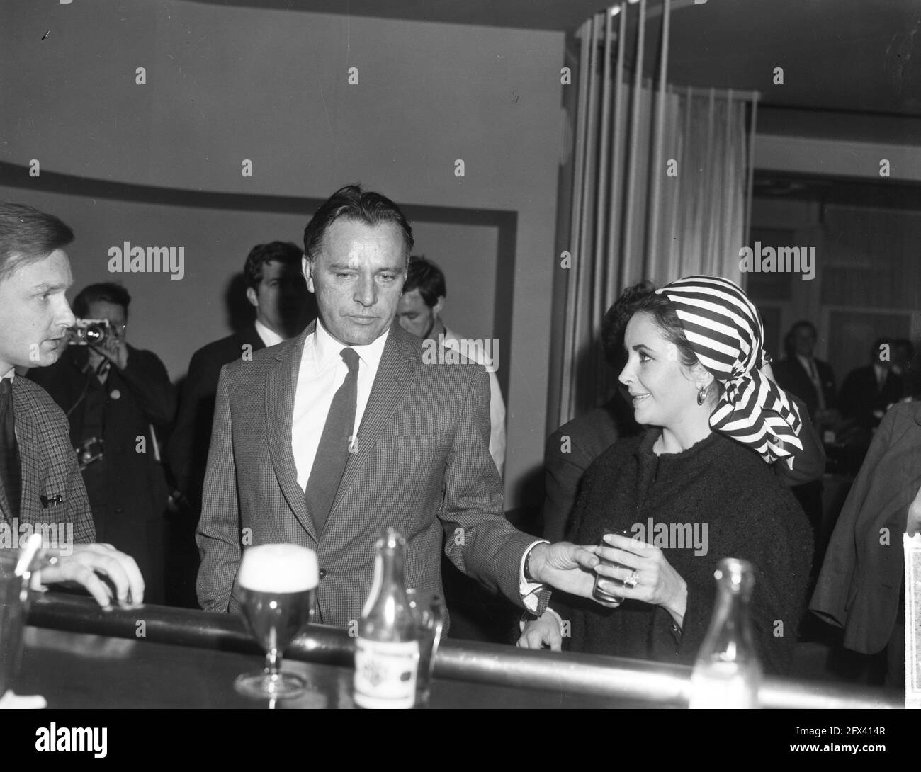 Elizabeth Taylor und Richard Burton in den Niederlanden, an der Bar im Hotel Huis ter Duin, 25. April 1965, Bars, Hotels, Niederlande, Presseagentur des 20. Jahrhunderts, Foto, Nachrichten zum erinnern, Dokumentarfilm, historische Fotografie 1945-1990, visuelle Geschichten, Menschliche Geschichte des zwanzigsten Jahrhunderts, Momente in der Zeit festzuhalten Stockfoto