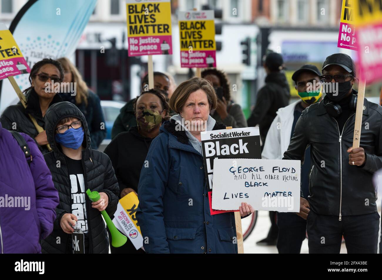 London, Großbritannien. Mai 2021. Demonstranten versammeln sich auf dem Windrush Square in Brixton im Süden Londons, um den ersten Jahrestag der Morde an George Floyd durch einen Polizisten in Minneapolis zu begehen, die eine globale Welle von Demonstrationen und das Wiederaufleben der Black Lives Matter-Bewegung ausgelöst hat. Quelle: Wiktor Szymanowicz/Alamy Live News Stockfoto