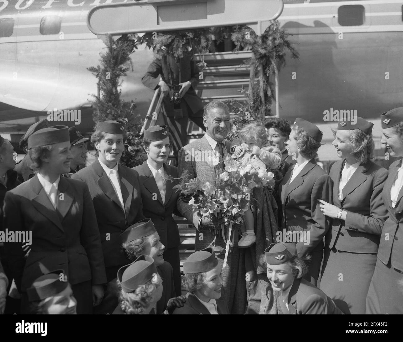 Ankunft des Filmschauspielers Gary Cooper am Flughafen Schiphol, 15. April 1955, Ankunft, Schauspieler, Filmstars, Flughäfen, Niederlande, Presseagentur des 20. Jahrhunderts, Foto, Nachrichten zu erinnern, Dokumentarfilm, historische Fotografie 1945-1990, visuelle Geschichten, Menschliche Geschichte des zwanzigsten Jahrhunderts, Momente in der Zeit festzuhalten Stockfoto