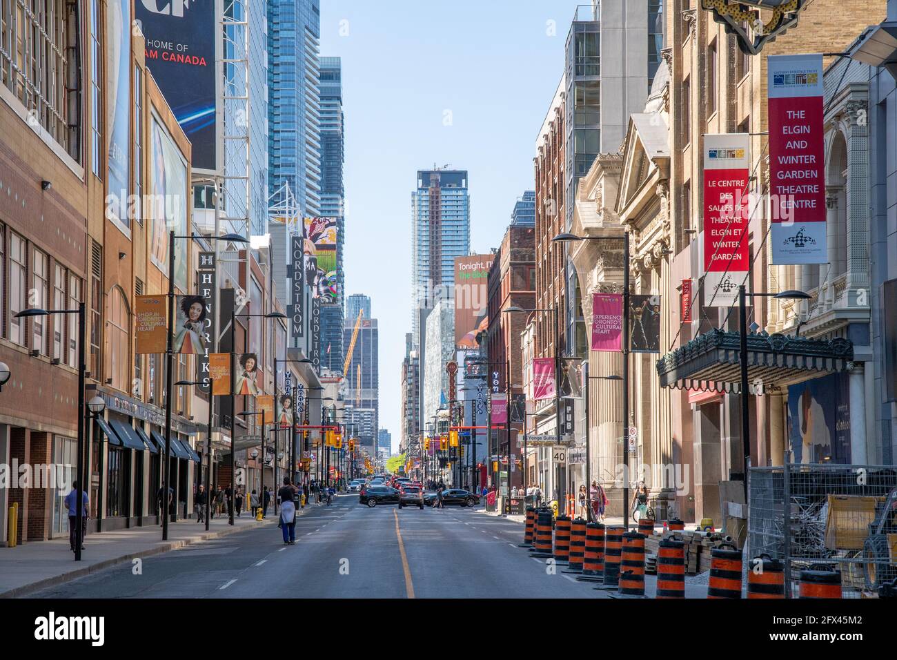 Yonge Street in der Innenstadt von Toronto, Kanada. Sicht von Süden nach Norden. Eine Person mit psychischen Problemen wird in der Mitte der Bude gesehen Stockfoto