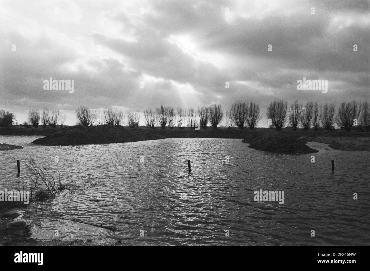 Der Rhein (hier bei Arnhem) hat bereits vielerorts durch starke Regenfälle, 20. Januar 1986, Flüsse, Überschwemmungen, Niederlande, Presseagentur des 20. Jahrhunderts, Foto, Nachrichten zum erinnern, Dokumentarfilm, historische Fotografie 1945-1990, visuelle Geschichten, Menschliche Geschichte des zwanzigsten Jahrhunderts, Momente in der Zeit festzuhalten Stockfoto