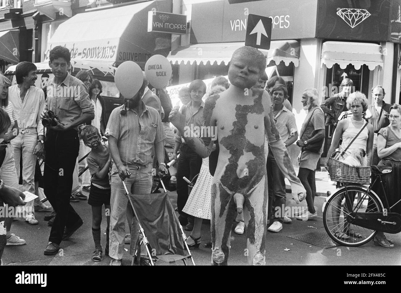 Der Uitmarkt in Amsterdam umfasst 120 Informationsstände von Theatergruppen, Firmen usw., die sich zwischen dem Leidse- und dem Museumplein befinden. Hier live Pop im Popstudio Hendrik, 5. September 1981, kulturelle Veranstaltungen, Pop Art, Popmusik, Informationen, Niederlande, Foto der Presseagentur des 20. Jahrhunderts, Nachrichten zu erinnern, Dokumentarfilm, historische Fotografie 1945-1990, visuelle Geschichten, Menschliche Geschichte des zwanzigsten Jahrhunderts, Momente in der Zeit festzuhalten Stockfoto