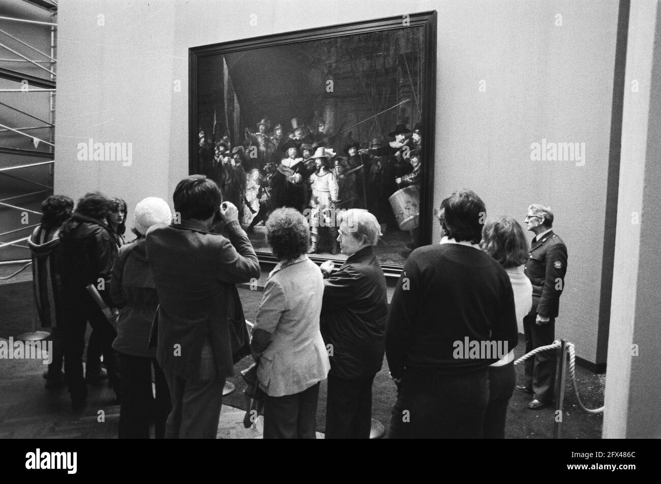 Die Lackschicht nach der Restaurierung trocken, Öffentlichkeit vor der Nachtwache im Amsterdam Rijksmuseum, 1. April 1981, Museen, Restaurierungen, Gemälde, Niederlande, Foto der Presseagentur des 20. Jahrhunderts, Nachrichten zur Erinnerung, Dokumentarfilm, historische Fotografie 1945-1990, visuelle Geschichten, Menschliche Geschichte des zwanzigsten Jahrhunderts, Momente in der Zeit festzuhalten Stockfoto