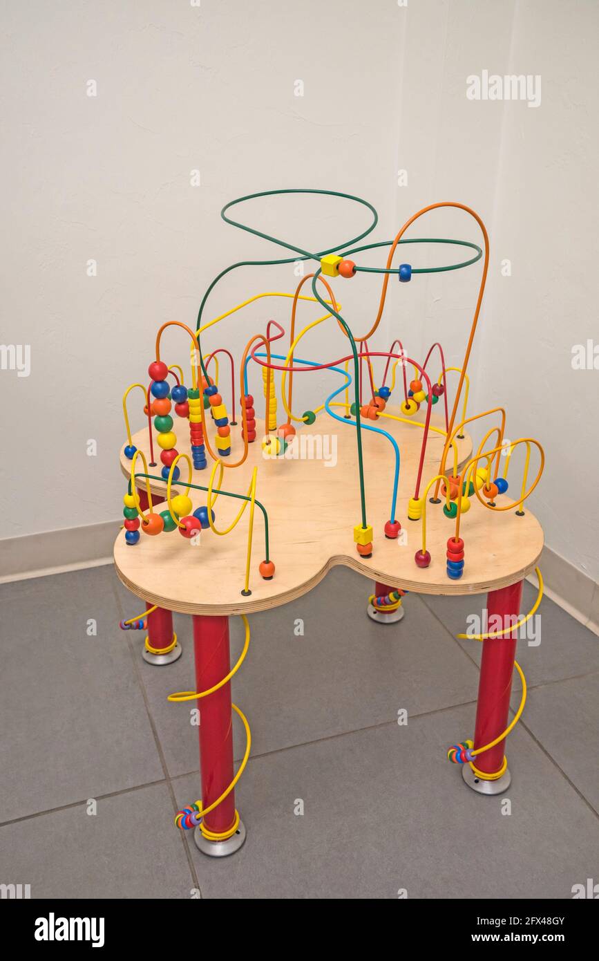 Der Ultimate Fleur Rollercoaster Table ist ein wunderbares Aktivitätszentrum für Häuser, Schulen, Wartezimmer, Arztpraxen und jeden Spielbereich. Stockfoto