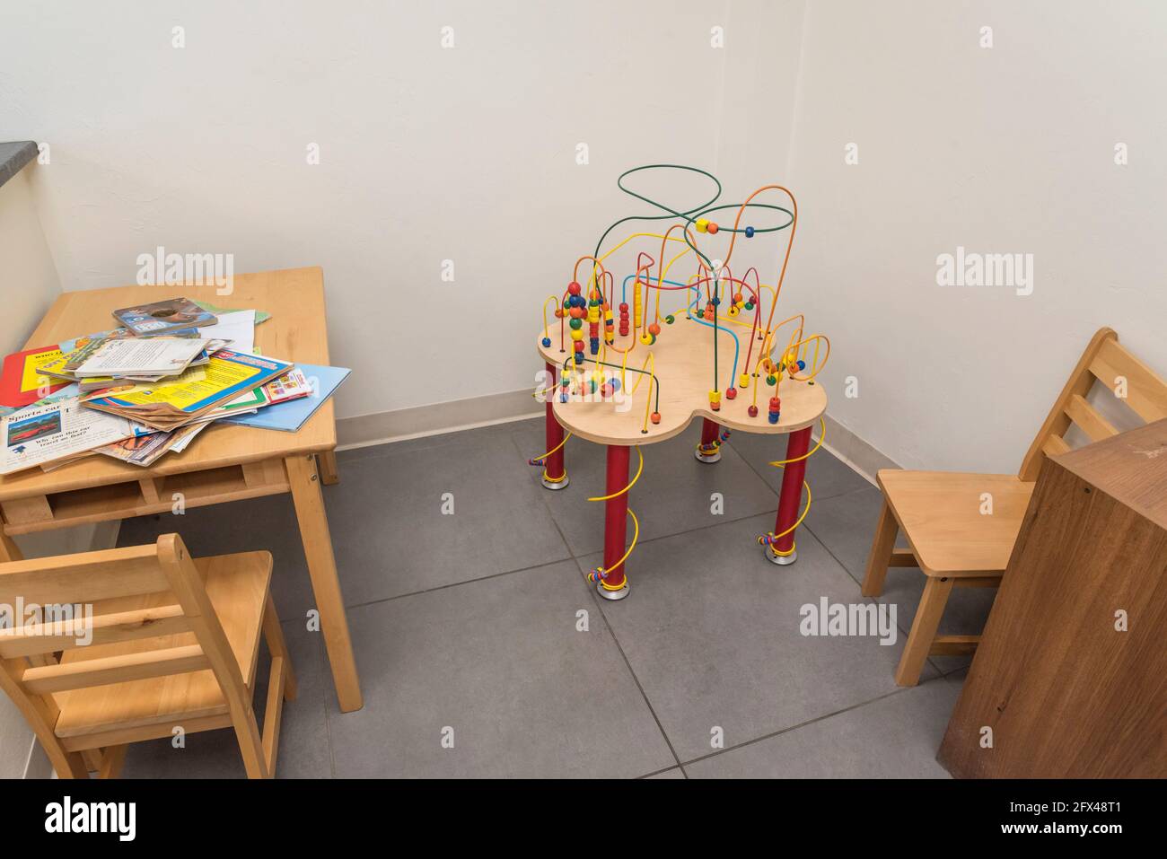 Der Ultimate Fleur Rollercoaster Table ist ein wunderbares Aktivitätszentrum für Häuser, Schulen, Wartezimmer, Arztpraxen und jeden Spielbereich. Stockfoto