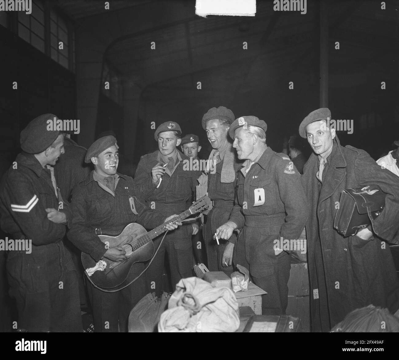 Debarkation Volendam in Rotterdam / Deventer / Friesians, 20. November 1949, Niederlande, 20. Jahrhundert Presseagentur Foto, Nachrichten zu erinnern, Dokumentarfilm, historische Fotografie 1945-1990, visuelle Geschichten, Menschliche Geschichte des zwanzigsten Jahrhunderts, Momente in der Zeit festzuhalten Stockfoto