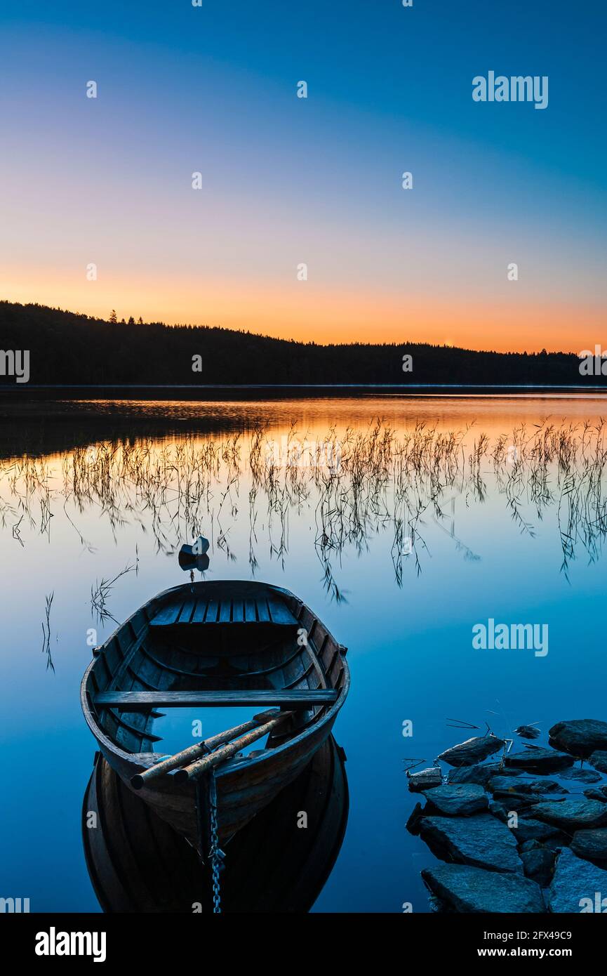 Ruderboot am See bei Sonnenaufgang Stockfoto