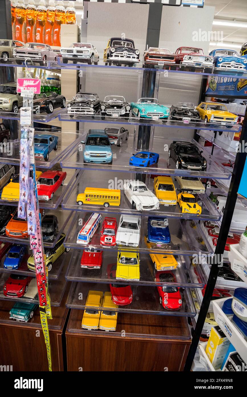 Meist antike Modellautos zum Verkauf in einer lokalen Apotheke in Nord-Zentral-Florida. Stockfoto