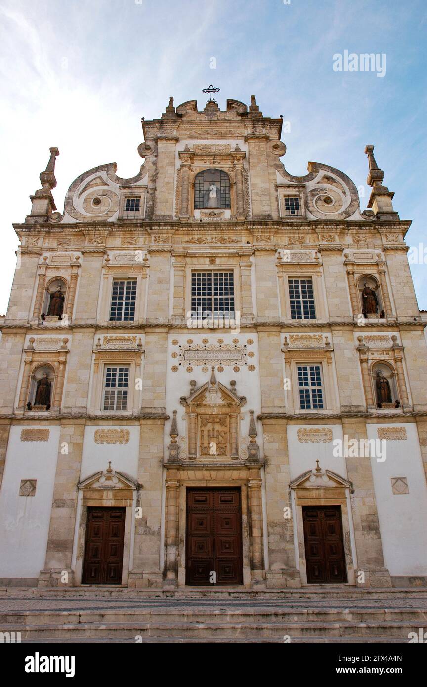 Portugal, Santarém. Unsere Liebe Frau von der Himmelfahrt Kathedrale. 17.-18. Jahrhundert. Hauptfassade im manieristischen Stil. Stockfoto