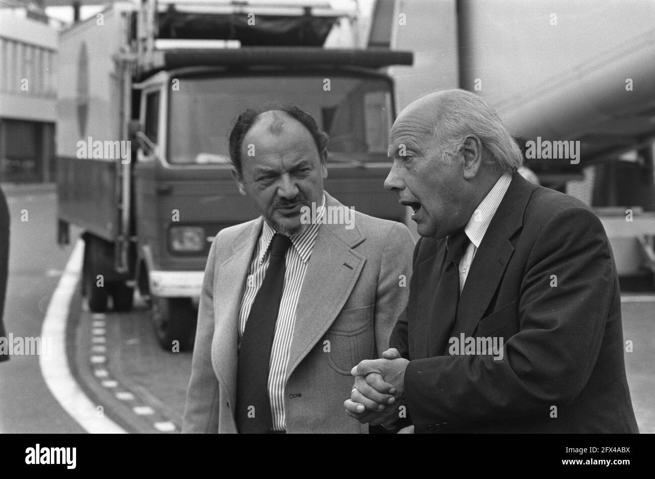 Der dänische Premierminister (l) im Gespräch mit Den Uyl, 19. August 1975, Ankunft und Abreise, Premierminister, Flughäfen, Niederlande, Foto der Presseagentur des 20. Jahrhunderts, zu erinnerende Nachrichten, Dokumentarfilm, historische Fotografie 1945-1990, visuelle Geschichten, Menschliche Geschichte des zwanzigsten Jahrhunderts, Momente in der Zeit festzuhalten Stockfoto