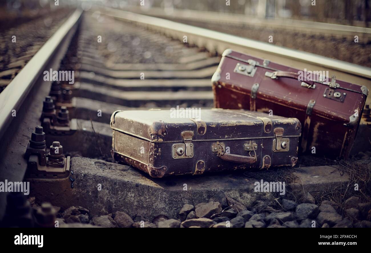 Zwei altmodisch vergessene Koffer liegen auf Eisenbahnschienen  Stockfotografie - Alamy
