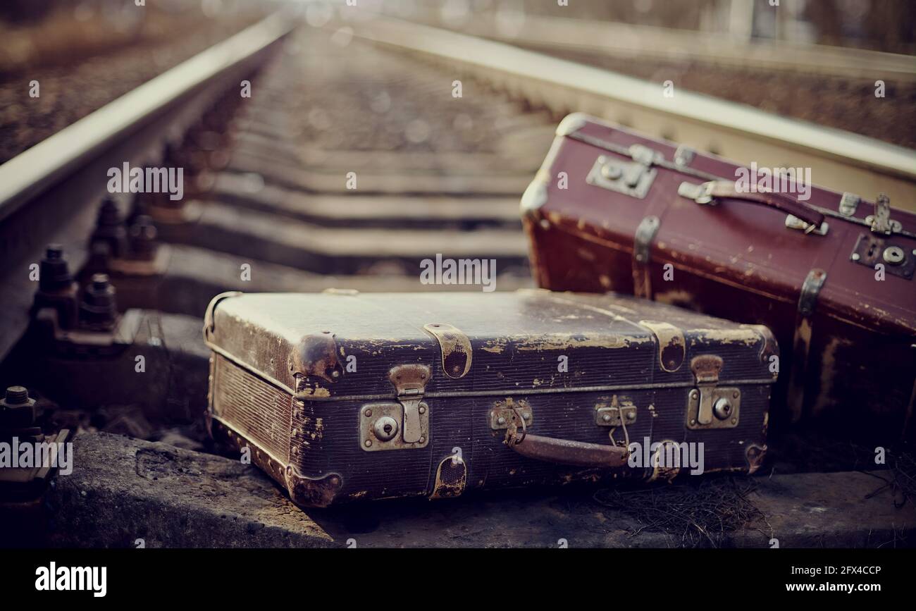 Zwei altmodische Koffer auf der Bahn. Stockfoto
