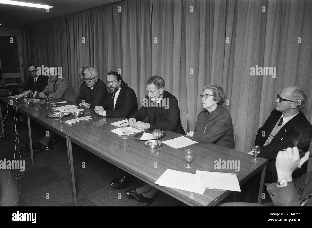 Delegation des Amerikanischen Rates der Kirchen spricht vor niederländischen Kirchen über Bombenangriffe in Vietnam, 25A Schwester Mary Luke Tobin, 26A Bischof Robert de Witt, 9. Januar 1973, BOMBARDIERUNGEN, KIRCHEN, Delegationen, Niederlande, Foto der Presseagentur des 20. Jahrhunderts, zu erinnerende Nachrichten, Dokumentarfilm, historische Fotografie 1945-1990, visuelle Geschichten, Menschliche Geschichte des zwanzigsten Jahrhunderts, Momente in der Zeit festzuhalten Stockfoto