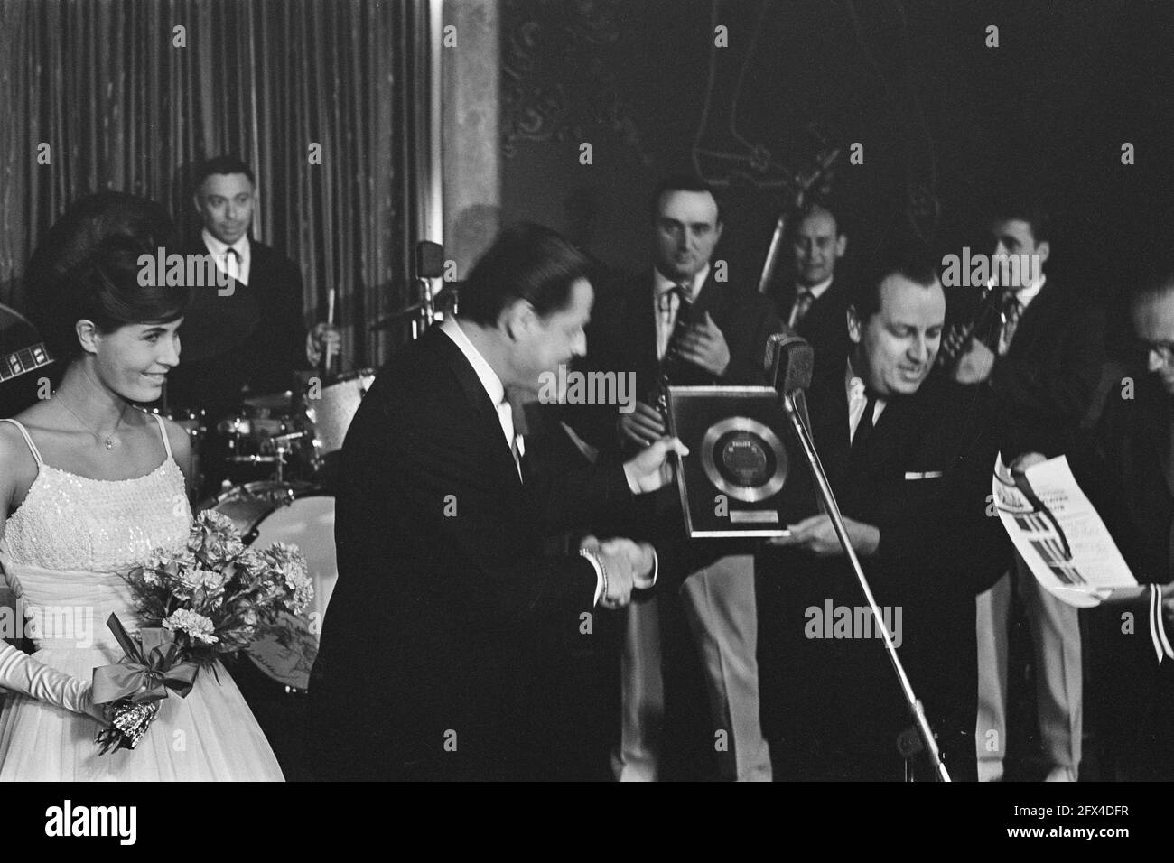 Der deutsche Sänger Gerard Wendlang nimmt im Casino für seine Tanz mit mir in den Morgen den Goldrekord auf., 27. September 1962, Rekorde, Massen, Musik, Auszeichnungen, Niederlande, Foto der Presseagentur des 20. Jahrhunderts, zu erinnerende Nachrichten, Dokumentarfilm, historische Fotografie 1945-1990, visuelle Geschichten, Menschliche Geschichte des zwanzigsten Jahrhunderts, Momente in der Zeit festzuhalten Stockfoto
