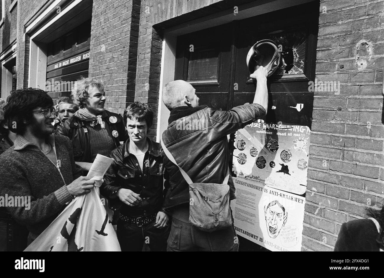 Demonstranten in der Nähe des Justizpalastes zerschlagen Fenster, 20. August 1980, Demonstranten, Demonstrationen, Hausbesetzer, Gerichte, Niederlande, Foto der Presseagentur des 20. Jahrhunderts, Nachrichten zum erinnern, Dokumentarfilm, historische Fotografie 1945-1990, visuelle Geschichten, Menschliche Geschichte des zwanzigsten Jahrhunderts, Momente in der Zeit festzuhalten Stockfoto