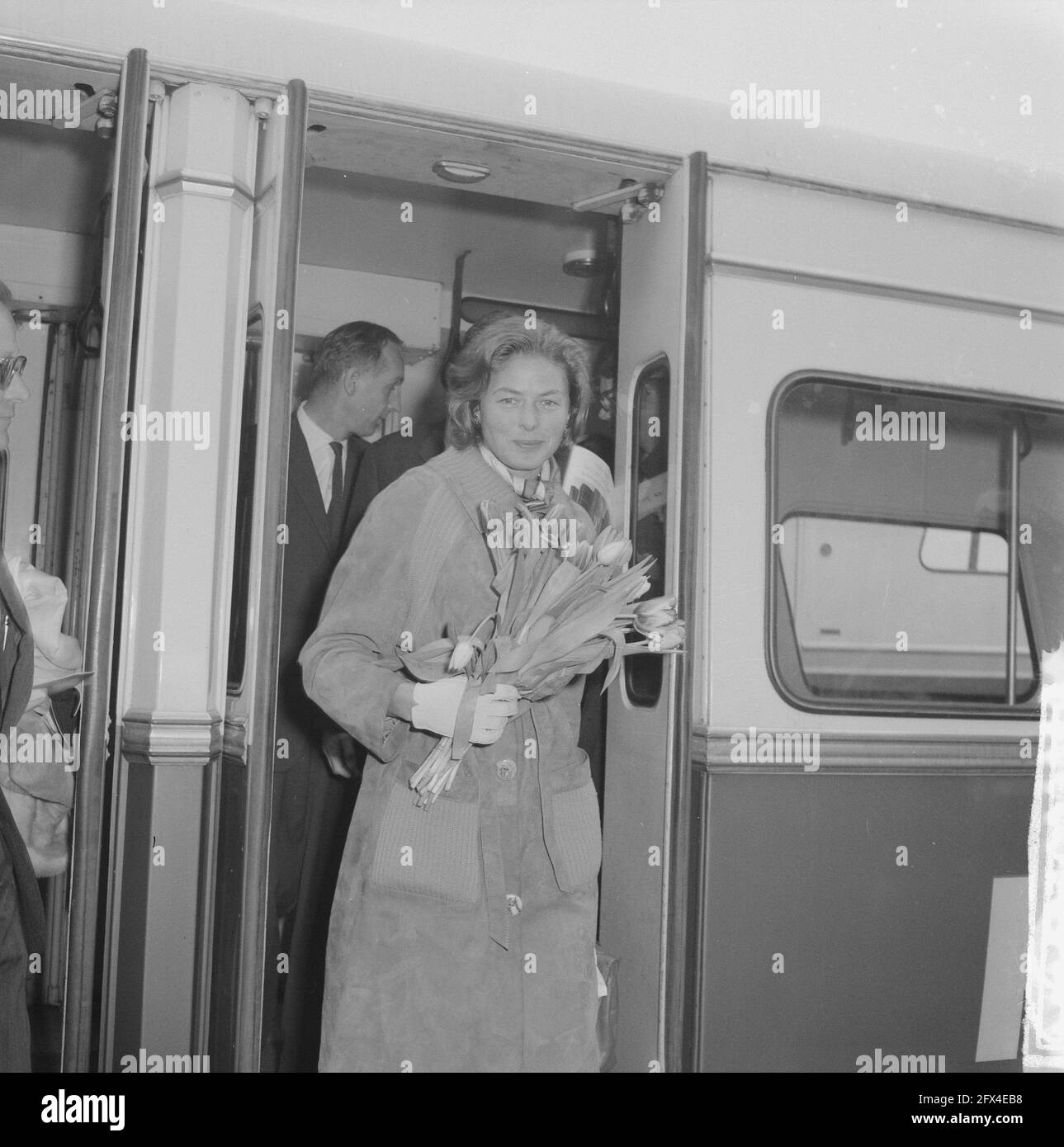 Ankunft von Ingrid Bergmann am Flughafen Schiphol Ingrid Bergmann verlässt den Van, 15. März 1961, Ankunft, Lieferwagen, Niederlande, Presseagentur des 20. Jahrhunderts, Foto, Nachrichten zum erinnern, Dokumentarfilm, historische Fotografie 1945-1990, visuelle Geschichten, Menschliche Geschichte des zwanzigsten Jahrhunderts, Momente in der Zeit festzuhalten Stockfoto