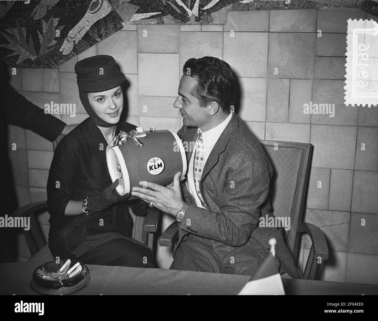 Ankunft der italienischen Filmstars Milly Vitale (links, aus dem Film Le due orfanelle) und Rossano Brazzi (aus dem Film drei Münzen im Brunnen), 17. November 1954, Filmstars, Niederlande, 20. Jahrhundert Presseagentur Foto, Nachrichten zu erinnern, Dokumentarfilm, historische Fotografie 1945-1990, visuelle Geschichten, Menschliche Geschichte des zwanzigsten Jahrhunderts, Momente in der Zeit festzuhalten Stockfoto