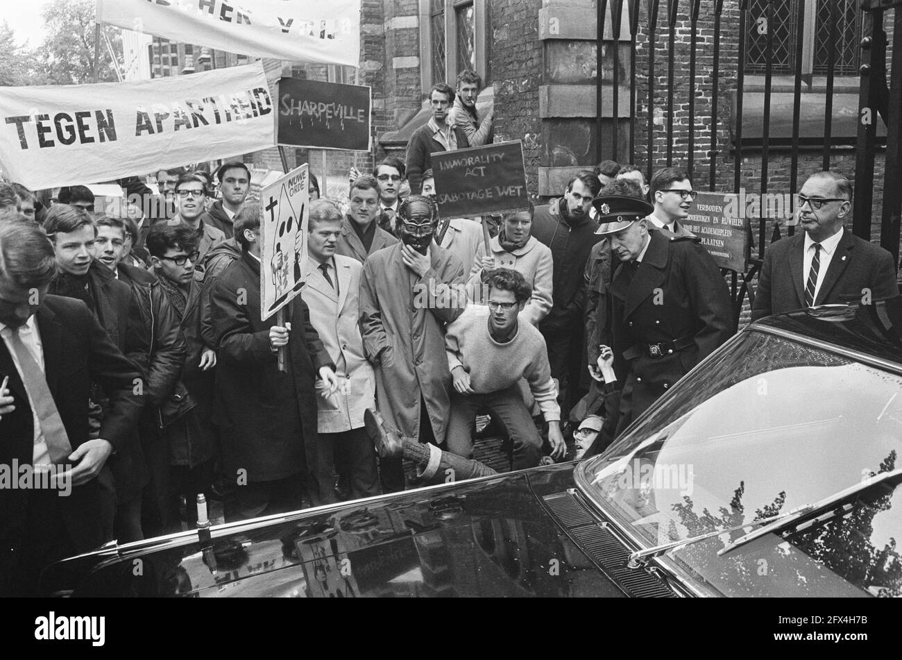 Demonstration Leiden Studenten gegen Besuch Südafrikanischer Botschafter Dr. J.J. Fouche, Student liegt vor Autobotschafterin und Studenten mit Transparenten, 25. Mai 1966, Autos, SPANDOEKS, Demonstrationen, Studenten, Niederlande, Foto der Presseagentur des 20. Jahrhunderts, Nachrichten zum erinnern, Dokumentarfilm, historische Fotografie 1945-1990, visuelle Geschichten, Menschliche Geschichte des zwanzigsten Jahrhunderts, Momente in der Zeit festzuhalten Stockfoto