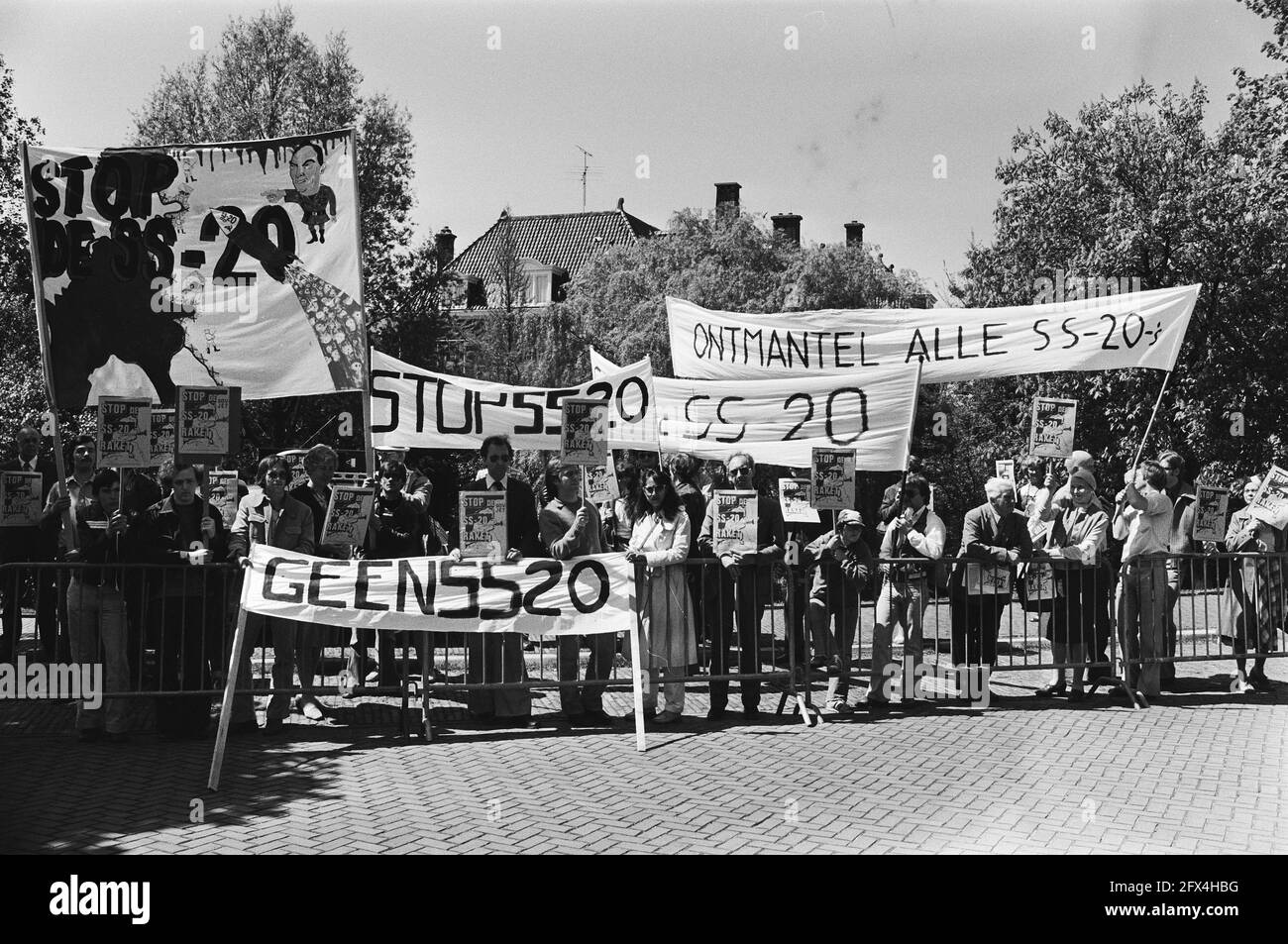 Demonstration mit Transparenten mit den Worten demontieren alle SS-20 und Nr. SS-20 unter anderem, 18. Mai 1979, Botschaften, Demonstrationen, Banner, Niederlande, Foto der Presseagentur des 20. Jahrhunderts, zu erinnerende Nachrichten, Dokumentarfilm, historische Fotografie 1945-1990, visuelle Geschichten, Menschliche Geschichte des zwanzigsten Jahrhunderts, Momente in der Zeit festzuhalten Stockfoto