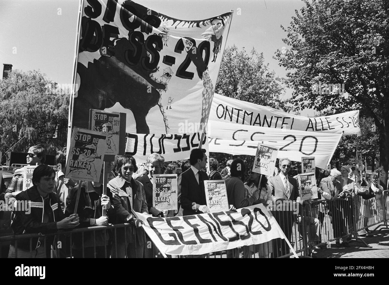 Demonstration mit Transparenten, auf denen unter anderem die SS-20 und die SS-20 demontiert wurden, 18. Mai 1979, Botschaften, Demonstrationen, Banner, Niederlande, Foto der Presseagentur des 20. Jahrhunderts, zu erinnerende Nachrichten, Dokumentarfilm, historische Fotografie 1945-1990, visuelle Geschichten, Menschliche Geschichte des zwanzigsten Jahrhunderts, Momente in der Zeit festzuhalten Stockfoto