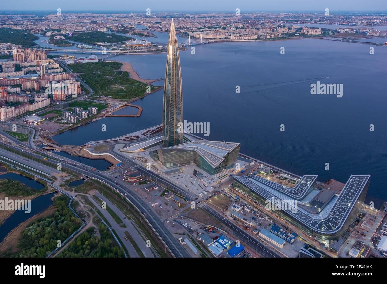 Russland, St.Petersburg, 16. Mai 2021: Drohnenansicht des höchsten Wolkenkratzers Europas Lakhta Center bei rosa Sonnenuntergang, Hauptquartier der Ölgesellschaft Stockfoto