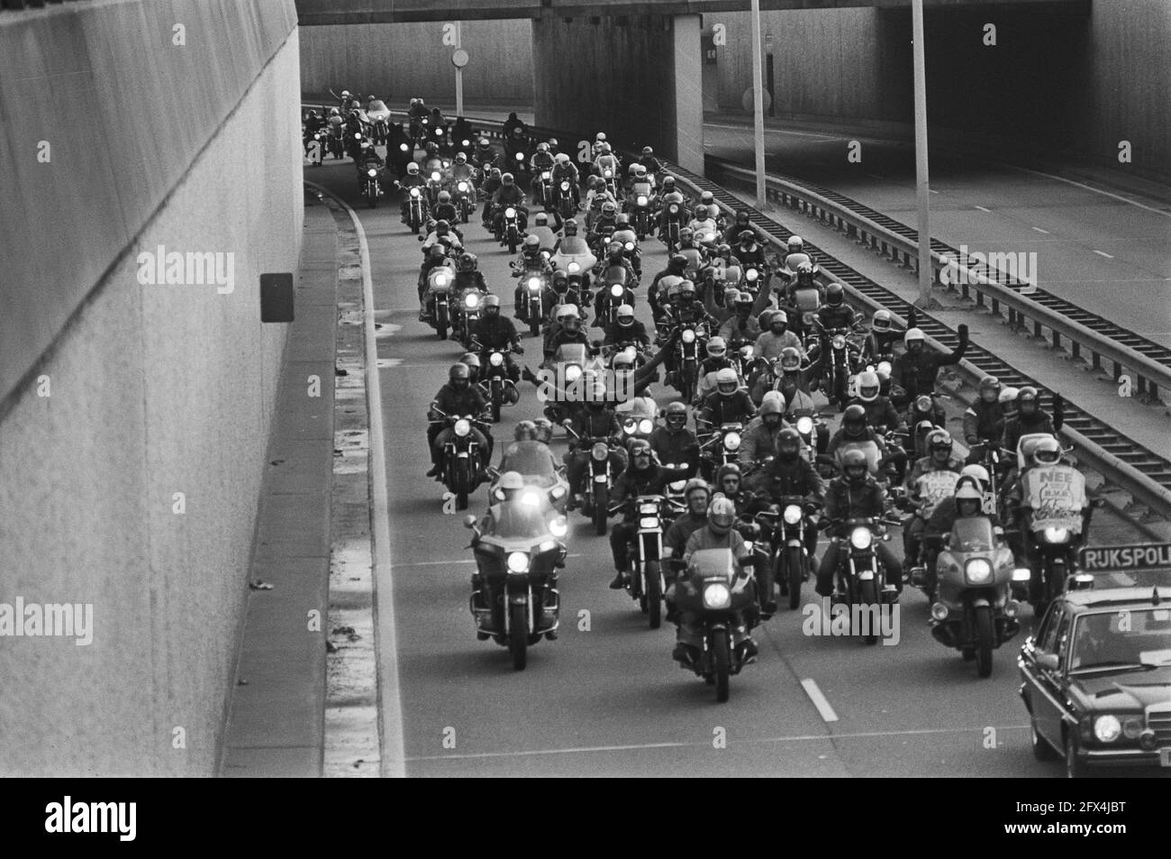 Demonstration gegen den Motor-BVB von Utrecht nach Den Haag von etwa 1500 Motorradfahrern. Motorradfahrer auf der Utrechtse Baan in Den Haag, 30. Januar 1982, Demonstration, Motorradfahrer, Niederlande, Presseagentur des 20. Jahrhunderts, Foto, Nachrichten zum erinnern, Dokumentarfilm, historische Fotografie 1945-1990, visuelle Geschichten, Menschliche Geschichte des zwanzigsten Jahrhunderts, Momente in der Zeit festzuhalten Stockfoto