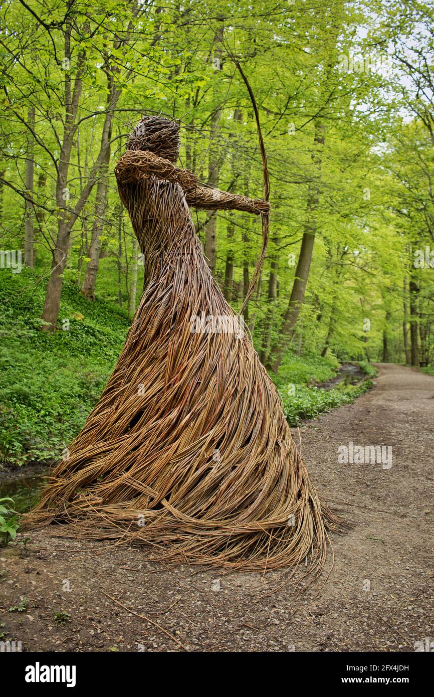 The Medieval Huntress, eine der Korbskulpturen in Skipton Castle Woods Stockfoto