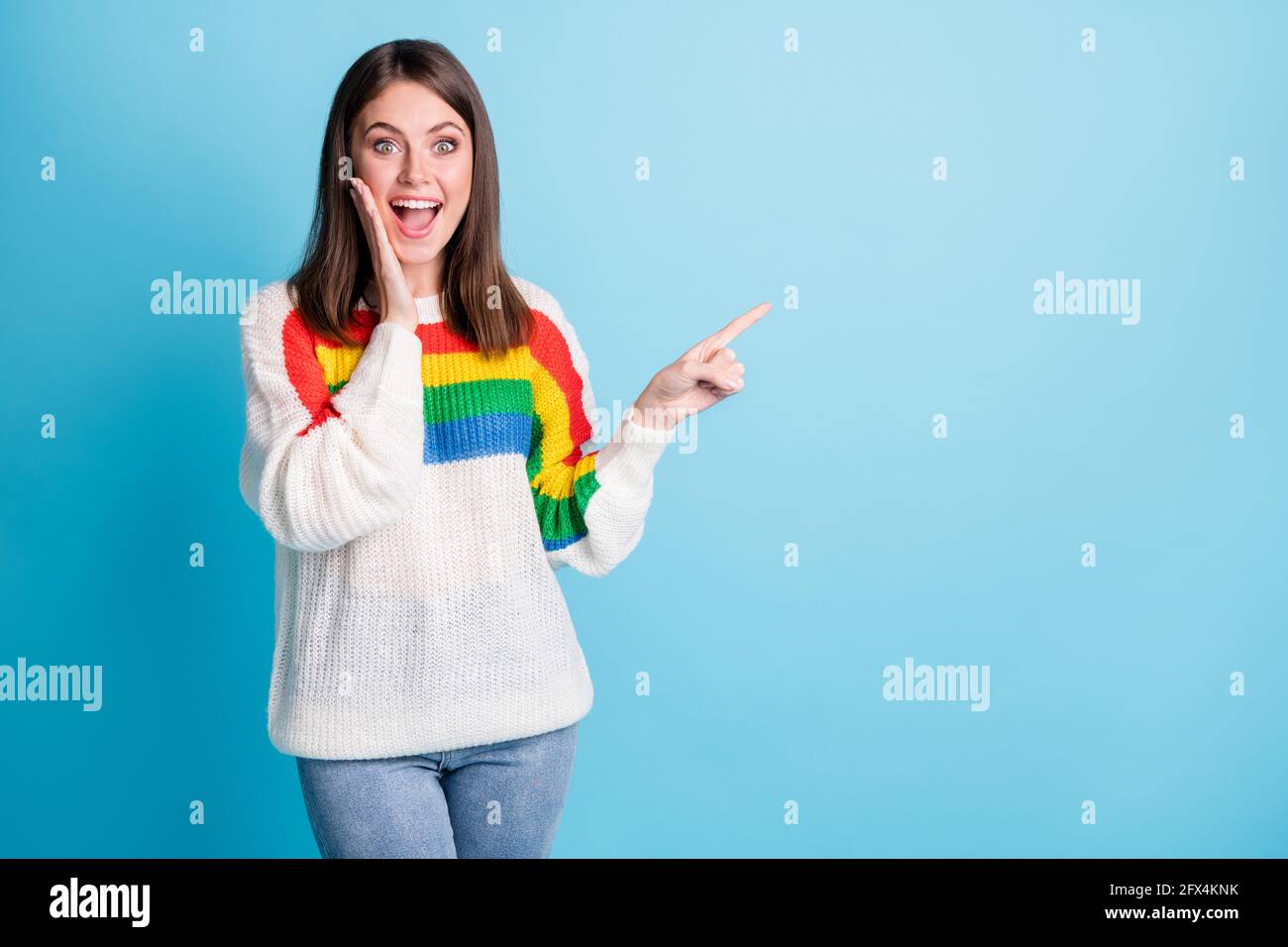 Portrait von attraktiven fröhlich erstaunt Mädchen demonstrieren Kopie Raum Anzeige Blicken Sie isoliert auf einen hellblauen Hintergrund Stockfoto