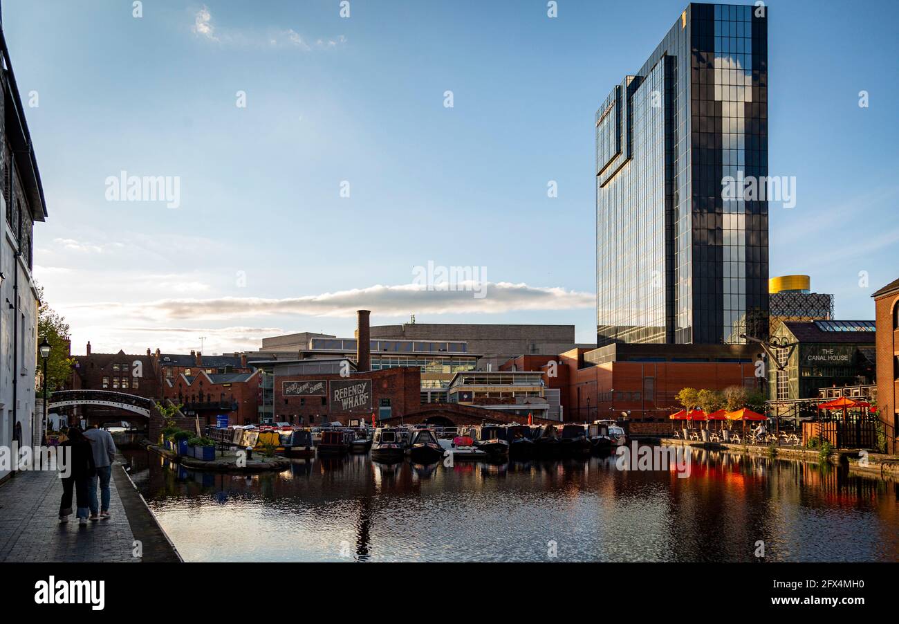 BIRMINGHAM, GROSSBRITANNIEN. Die Mischung aus alter und neuer Architektur im Regency Wharf am Birmingham Canal Old Line. Datum: 25/05/2021. Stockfoto