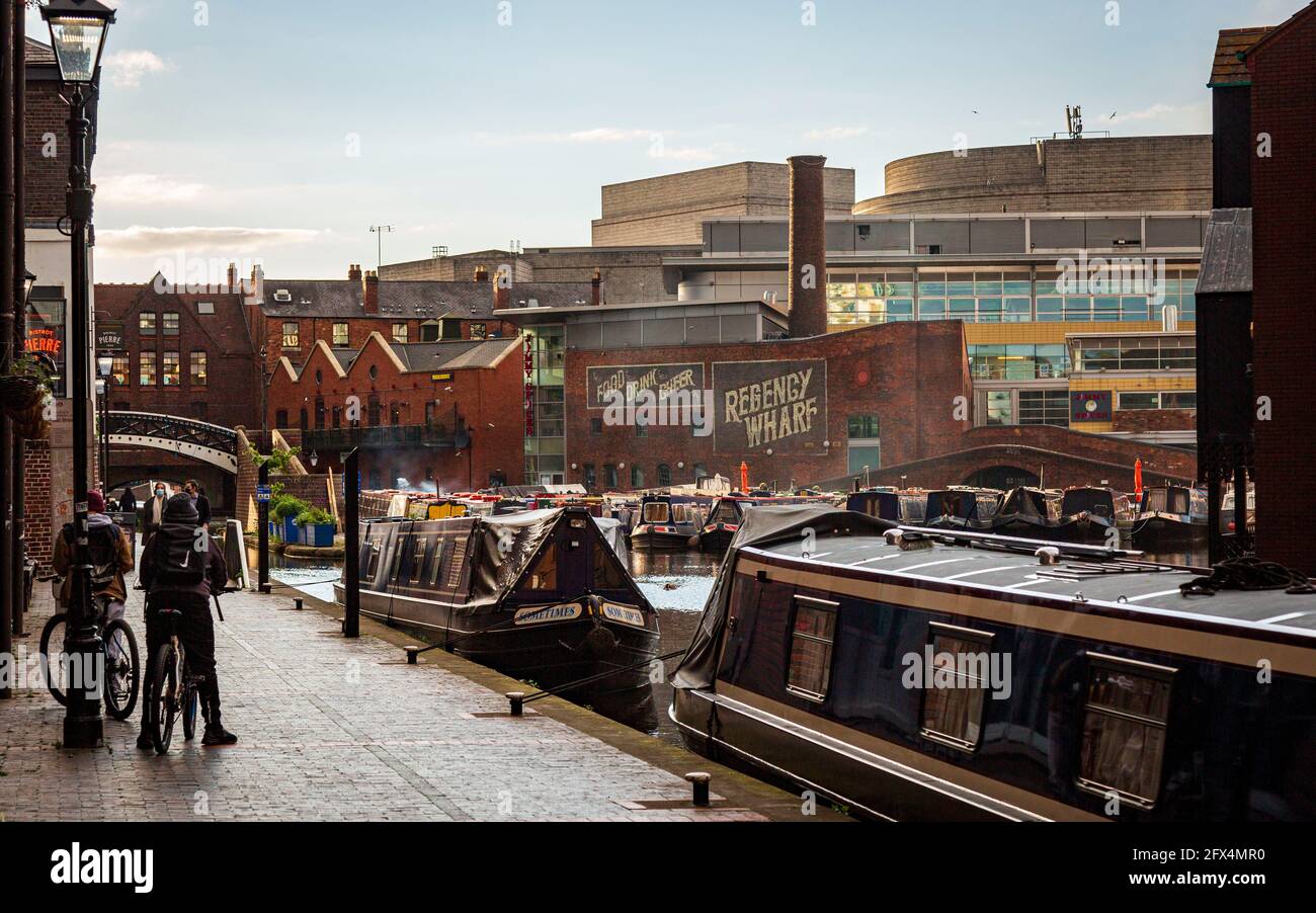 BIRMINGHAM, GROSSBRITANNIEN. Die Mischung aus alter und neuer Architektur im Regency Wharf am Birmingham Canal Old Line. Datum: 25/05/2021. Stockfoto