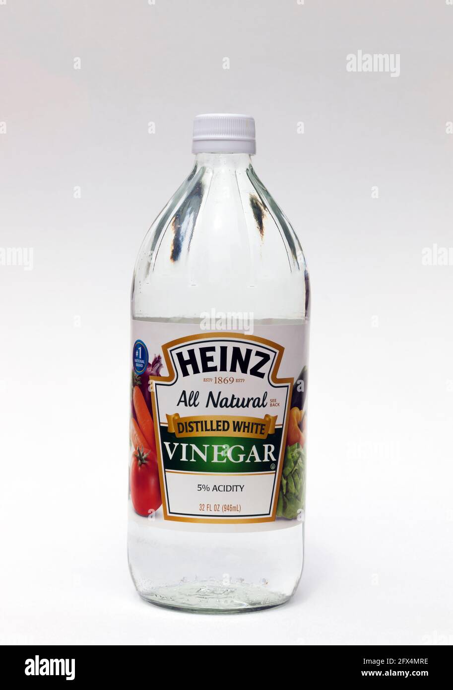 Destillierter weißer Essig in einer Flasche. Stockfoto