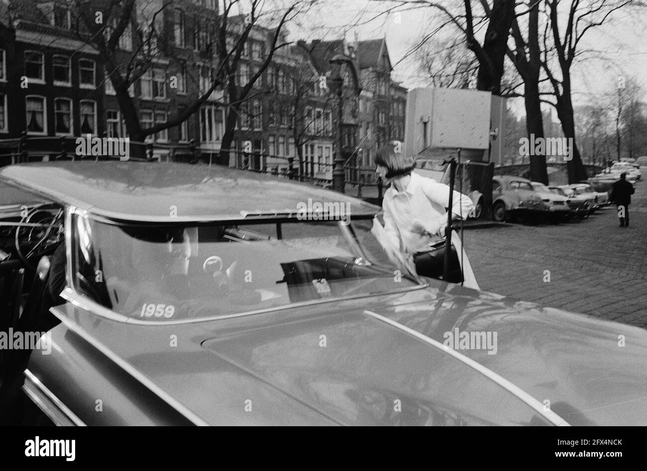 Dreharbeiten in Amsterdam für den Film The World Wants to Be Deceived (Le Plus belles escroqueses du monde, Segment La Riviere de Diamants, Regie Claude Chabrol), französische Schauspielerin Nicole Karen vor dem Auto, 21. März 1963, Schauspielerinnen, Filmaufnahmen, Filme, Filmstars, Niederlande, Presseagentur des 20. Jahrhunderts, Foto, News to remember, Dokumentarfilm, historische Fotografie 1945-1990, visuelle Geschichten, Menschliche Geschichte des zwanzigsten Jahrhunderts, Momente in der Zeit festzuhalten Stockfoto