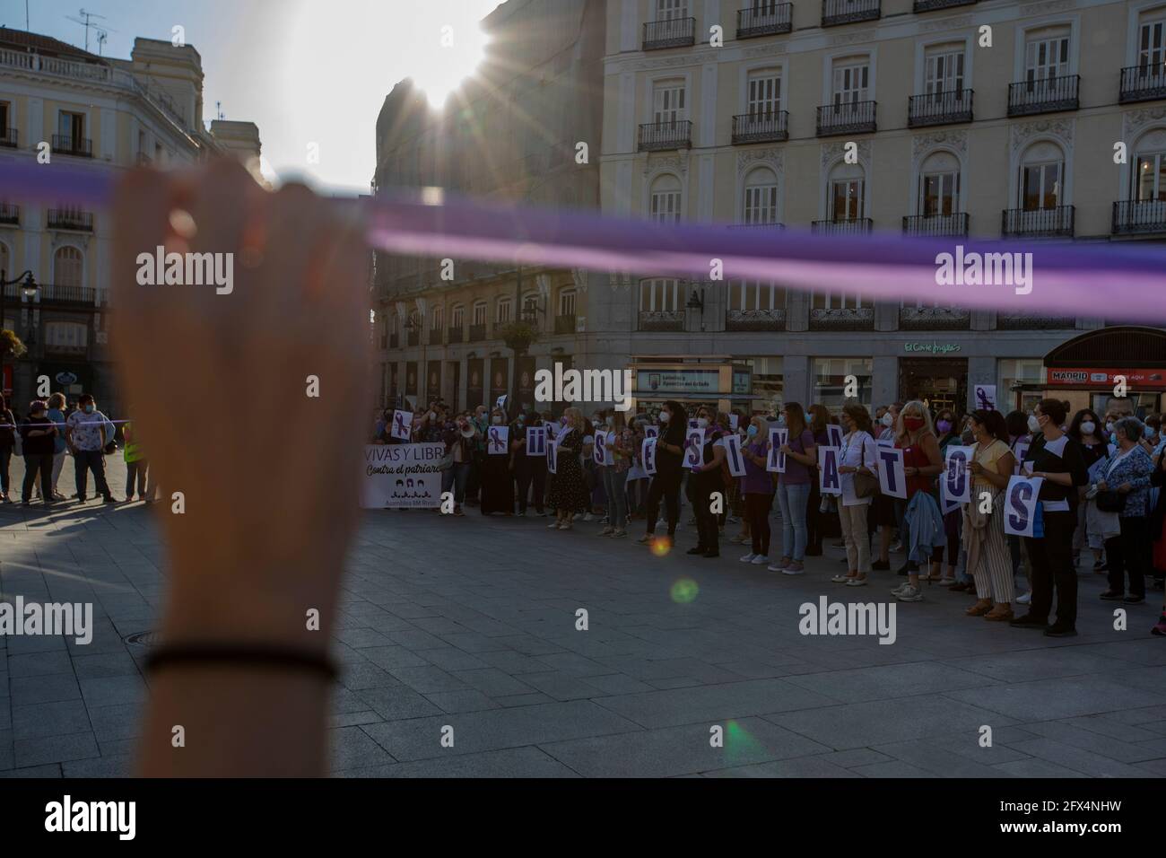 Madrid, Spanien. Mai 2021. Die Demonstranten halten während der Demonstration Plakate, die mit einem violetten Band umgeben sind. Das Madrider Forum gegen Gewalt von Frauen veranstaltet an der Puerta del Sol eine Kundgebung gegen sexistische Morde. Die Zahl der Frauen, die aufgrund von geschlechtsspezifischer Gewalt ermordet wurden, beläuft sich in Spanien auf 1,092, seit die Regierung 2003 begonnen hat, die Zahlen zu notieren. Kredit: SOPA Images Limited/Alamy Live Nachrichten Stockfoto