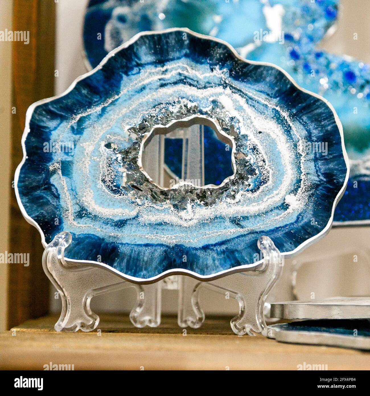 Ständer, Tablett oder dekoratives Element aus Epoxidharz auf einem  Kunststoffständer Stockfotografie - Alamy