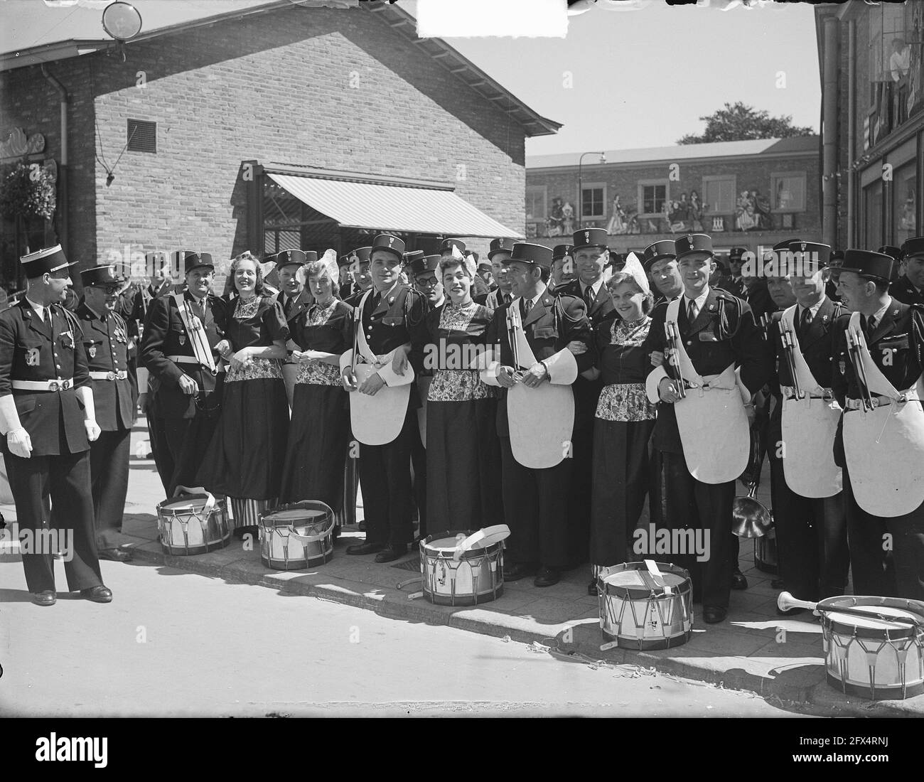 Veranstaltung Paris in Arnhem. Pariser Polizei mit Volendammers, 1. Juni 1950, Veranstaltungen, Kostüme, Polizei, Niederlande, Foto der Presseagentur des 20. Jahrhunderts, zu erinnerende Nachrichten, Dokumentarfilm, historische Fotografie 1945-1990, visuelle Geschichten, Menschliche Geschichte des zwanzigsten Jahrhunderts, Momente in der Zeit festzuhalten Stockfoto