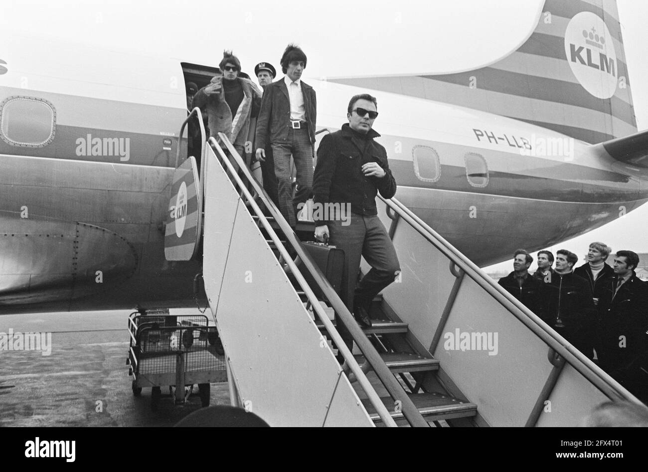 Ankunft der Rolling Stones am Flughafen Schiphol, 26. März 1966, Ankunft, Niederlande, 20. Jahrhundert Presseagentur Foto, Nachrichten zu erinnern, Dokumentarfilm, historische Fotografie 1945-1990, visuelle Geschichten, Menschliche Geschichte des zwanzigsten Jahrhunderts, Momente in der Zeit festzuhalten Stockfoto