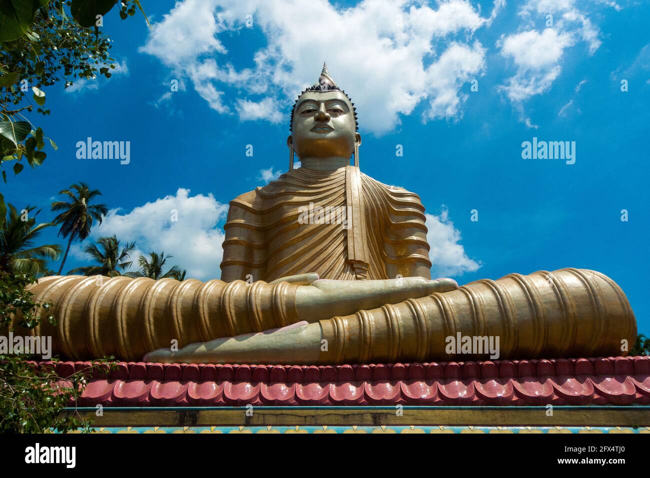 Dikwella, Wewurukannala Vihara Tempel, Sri Lanka: Riesige Statue von Buddha sitzend mit gekreuzten Beinen Stockfoto