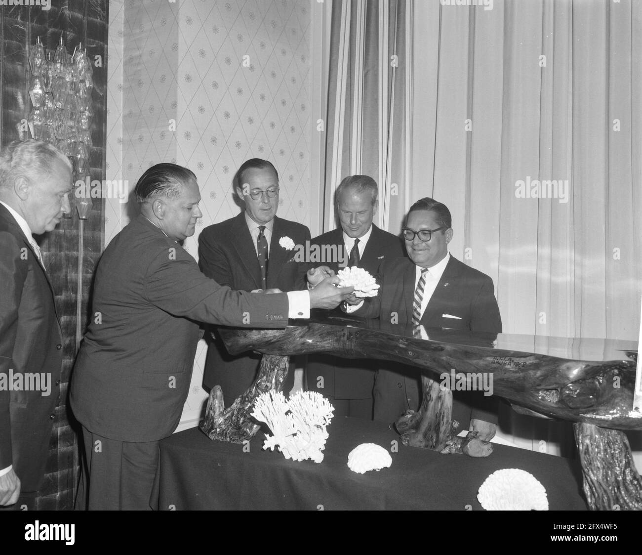 Prinz Bernhard, Ehrenvorsitzender des Industrial Lawyers Council Suriname und der Niederländischen Antillen Ir. Logen Hoursz, Kuiperbak, Bruijnzeel, His Royal Hoheit The, 20. Juni 1962, Niederlande, Presseagentur des 20. Jahrhunderts, Foto, News to remember, Dokumentarfilm, historische Fotografie 1945-1990, visuelle Geschichten, Menschliche Geschichte des zwanzigsten Jahrhunderts, Momente in der Zeit festzuhalten Stockfoto