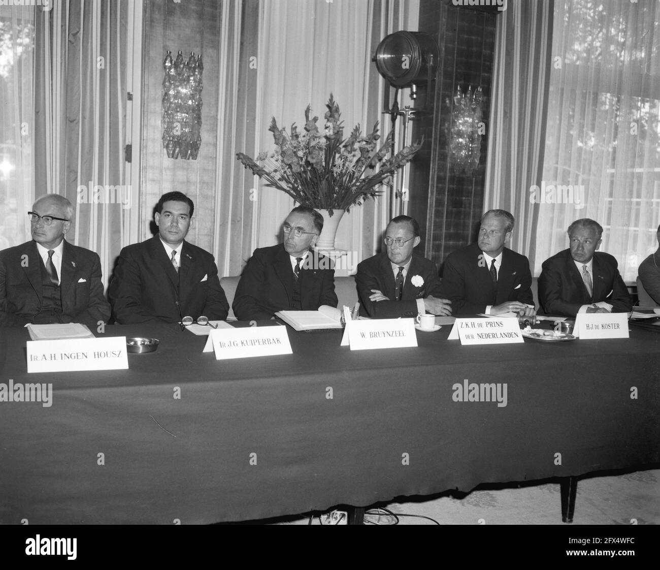Prinz Bernhard, Ehrenvorsitzender des Industrial Lawyers Council Suriname und der Niederländischen Antillen Ir. Logen Hoursz, Kuiperbak, Bruijnzeel, His Royal Hoheit The, 20. Juni 1962, Niederlande, Presseagentur des 20. Jahrhunderts, Foto, News to remember, Dokumentarfilm, historische Fotografie 1945-1990, visuelle Geschichten, Menschliche Geschichte des zwanzigsten Jahrhunderts, Momente in der Zeit festzuhalten Stockfoto
