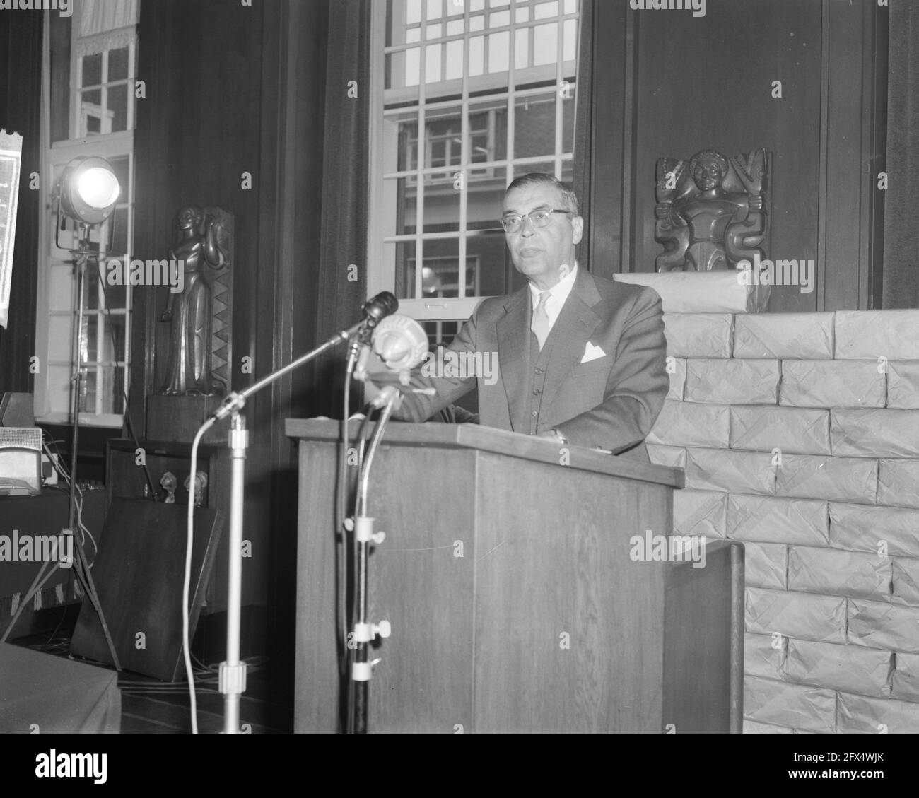 Prinz Bernhard, Ehrenvorsitzender des Industrial Lawyers Council Suriname und der Niederländischen Antillen Ir. Logen Hoursz, Kuiperbak, Bruijnzeel, His Royal Hoheit The, 20. Juni 1962, Niederlande, Presseagentur des 20. Jahrhunderts, Foto, News to remember, Dokumentarfilm, historische Fotografie 1945-1990, visuelle Geschichten, Menschliche Geschichte des zwanzigsten Jahrhunderts, Momente in der Zeit festzuhalten Stockfoto