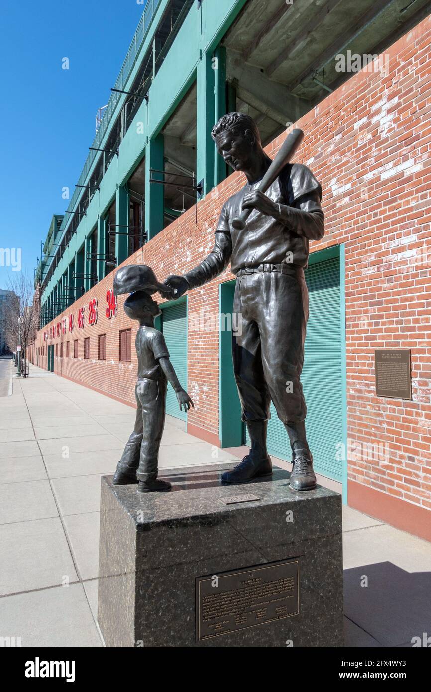 Statue des Red Sox-Spielers Ted Williams vom Bildhauer Franc Talarico vor dem Fenway Park, Boston MA Stockfoto