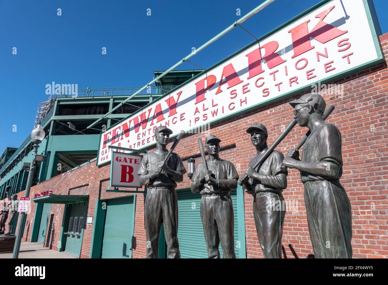 Statue der Spieler der Red Sox „die Teamkollegen“ des Bildhauers Toby Mendez vor dem Fenway Park, Boston, MA Stockfoto