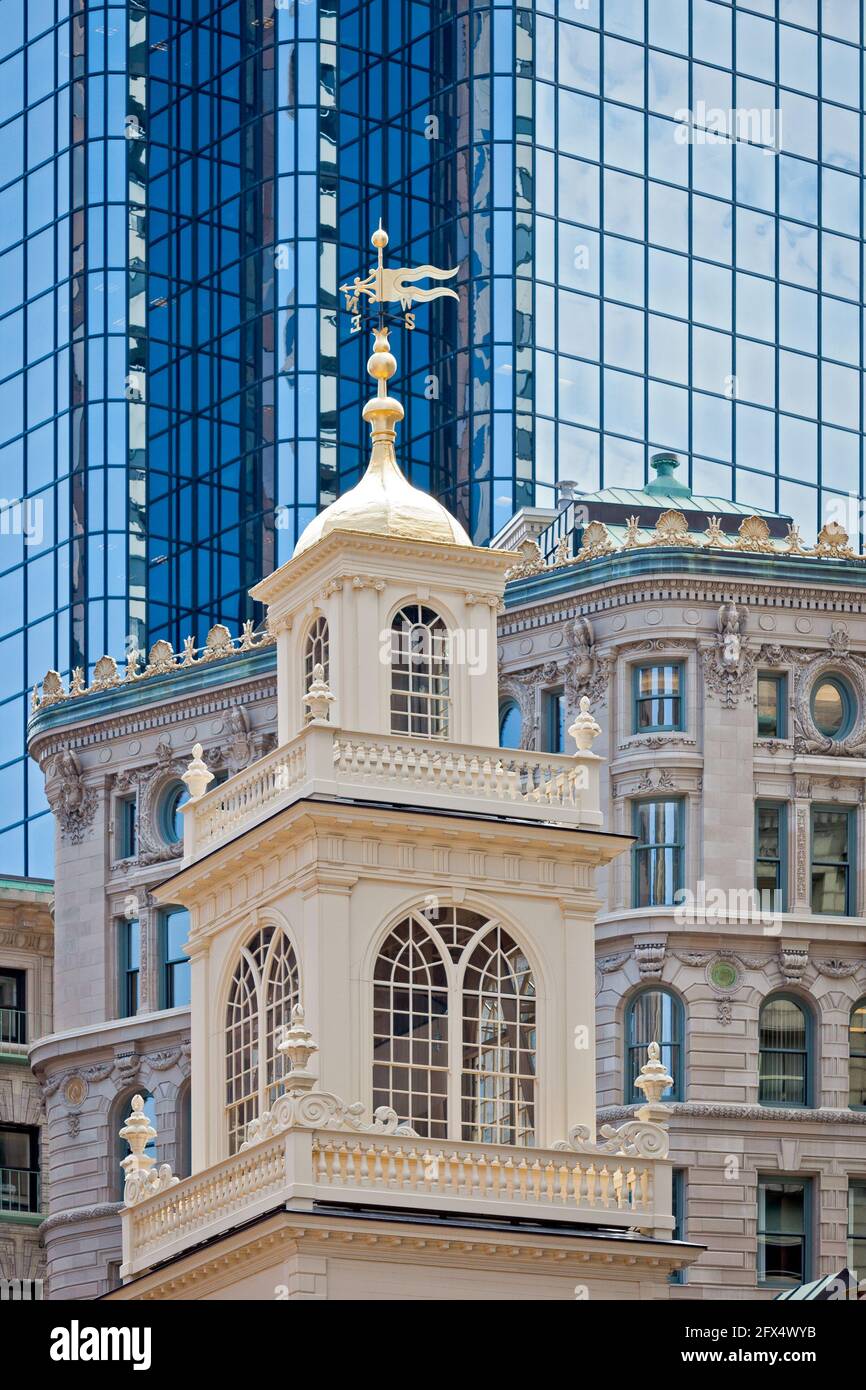 Kuppel des Old State House mit modernen Gebäuden, Boston MA USA Stockfoto