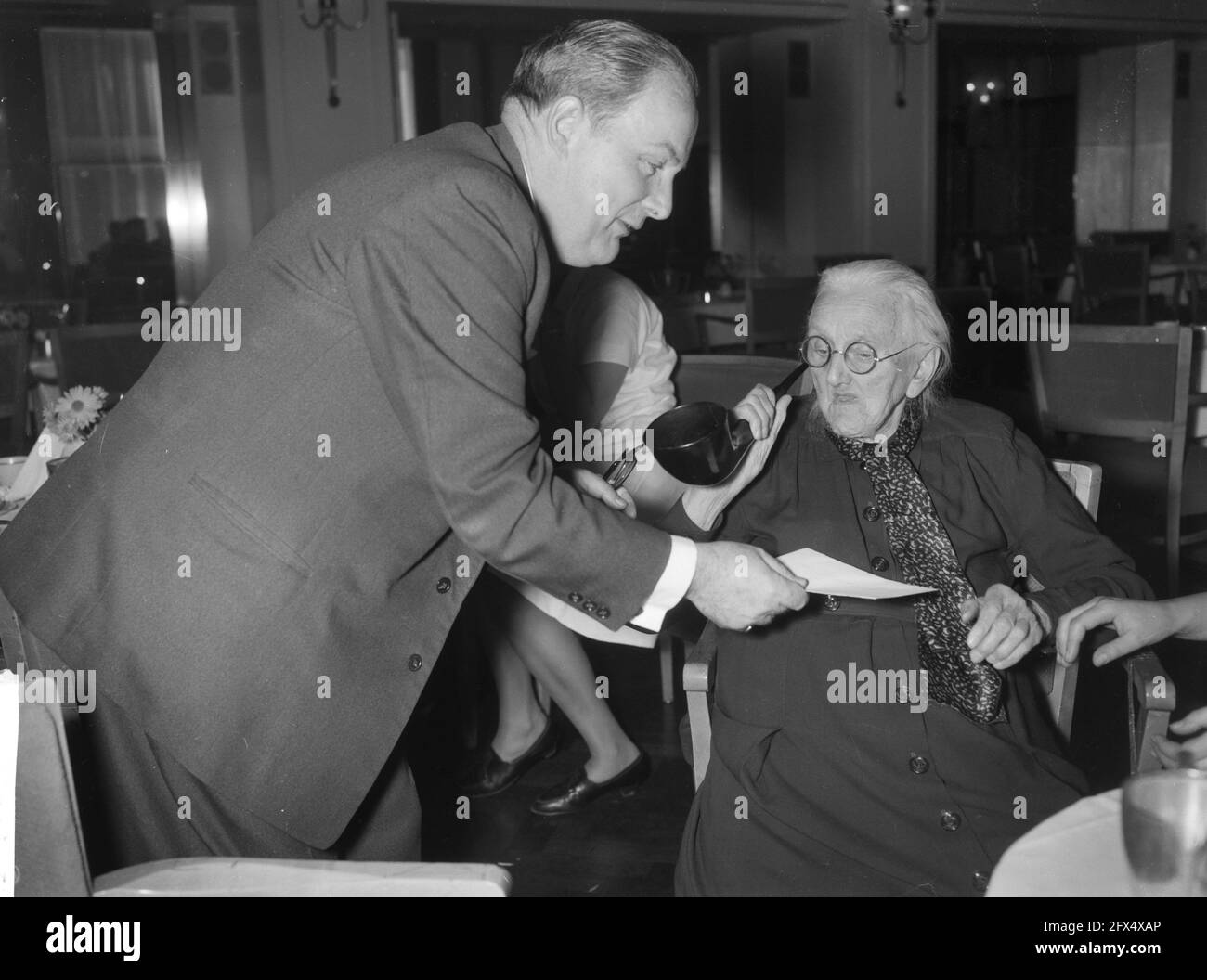 F 250 Millionen an Sparkapital bei der Spaarbank Amsterdam. Herr Brantsma und Frau Szwartswalden (99 Jahre), 21. November 1961, Spaarbanken, Hauptstädte, Millionen, Niederlande, Presseagentur des 20. Jahrhunderts, Foto, Nachrichten zum erinnern, Dokumentarfilm, historische Fotografie 1945-1990, visuelle Geschichten, Menschliche Geschichte des zwanzigsten Jahrhunderts, Momente in der Zeit festzuhalten Stockfoto