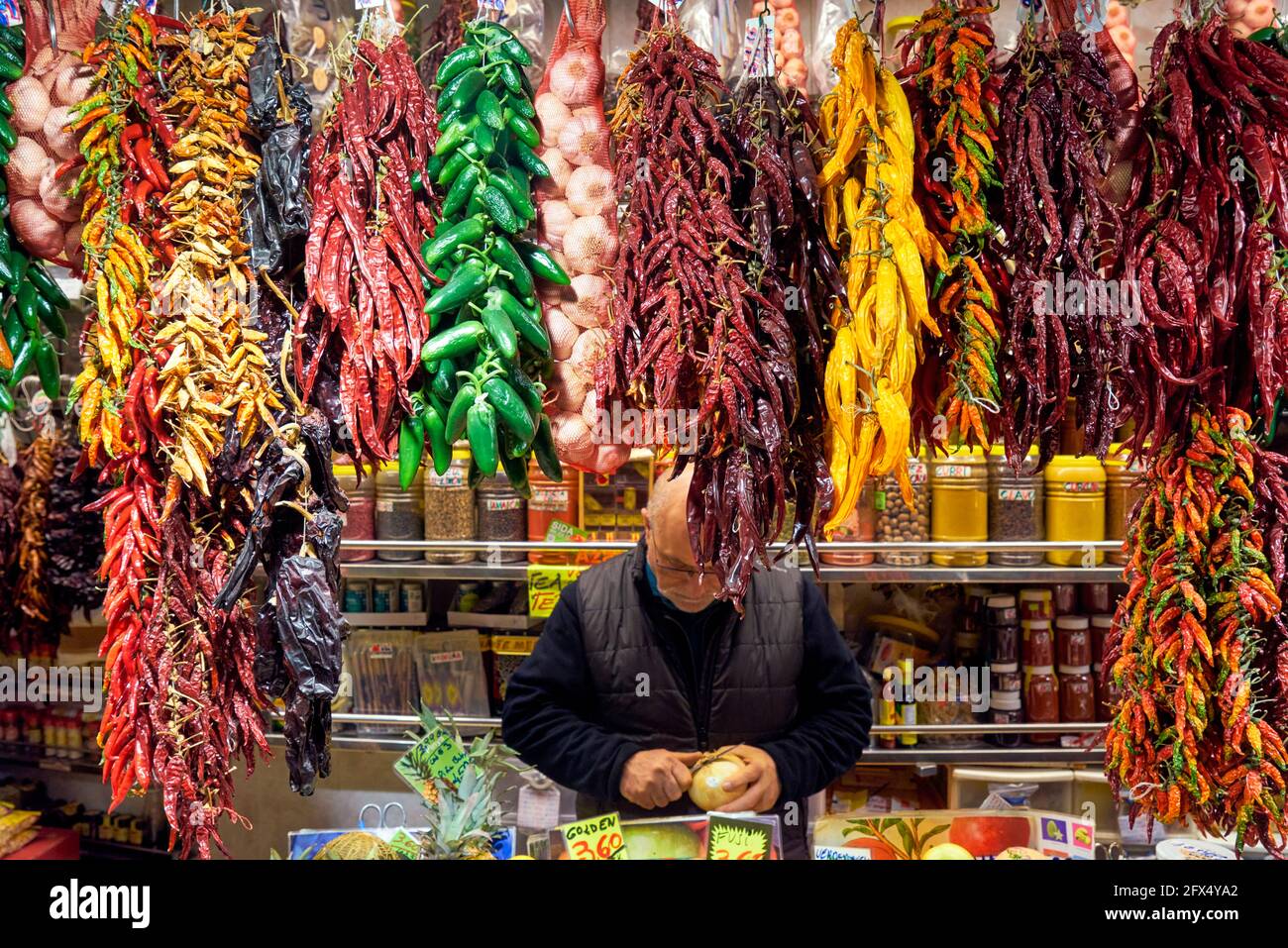 Barcelona. Katalonien. Spanien. Der Mercat de Sant Josep de la Boqueria. Getrocknete, farbige Chilischote Stockfoto