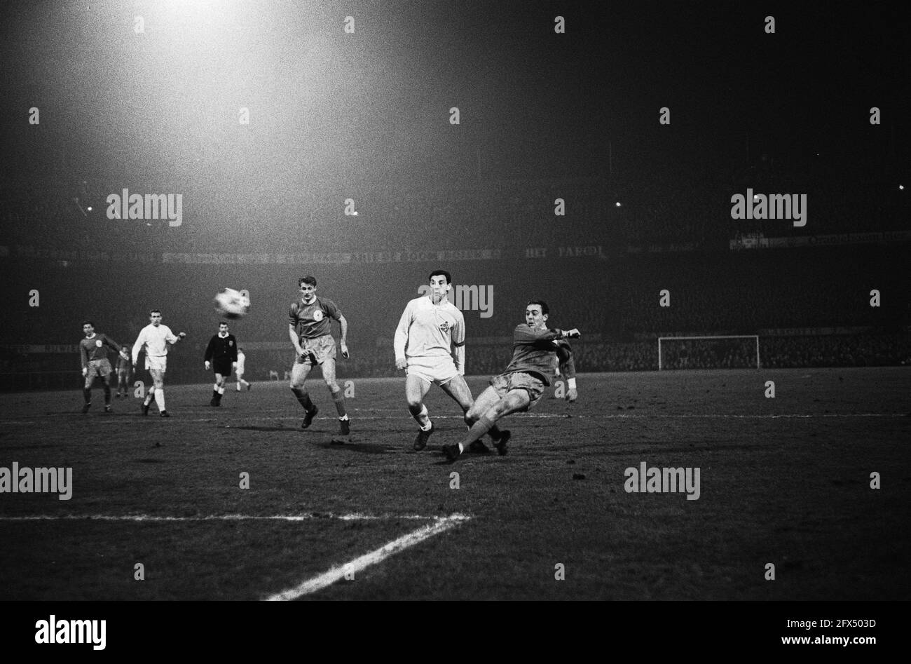 FC Köln / Liverpool 2-2, in Feyenoordstadion, Moments of Play, 24. März 1965, Sport, Fußball, Niederlande, Foto der Presseagentur des 20. Jahrhunderts, zu erinnerende Nachrichten, Dokumentarfilm, historische Fotografie 1945-1990, visuelle Geschichten, Menschliche Geschichte des zwanzigsten Jahrhunderts, Momente in der Zeit festzuhalten Stockfoto