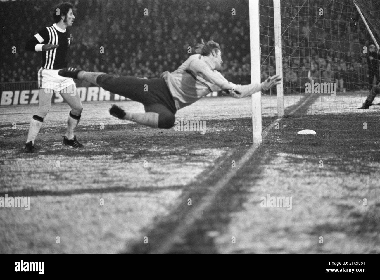 FC Twente / Feyenoord 1-1. Ove Kindvall erzielte 1:0, die Hälfte hinter Torwart Schrijvers, 7. Dezember 1969, Torhüter, Sport, Fußball, Niederlande, Presseagentur des 20. Jahrhunderts, Foto, Nachrichten zum erinnern, Dokumentarfilm, historische Fotografie 1945-1990, visuelle Geschichten, Menschliche Geschichte des zwanzigsten Jahrhunderts, Momente in der Zeit festzuhalten Stockfoto