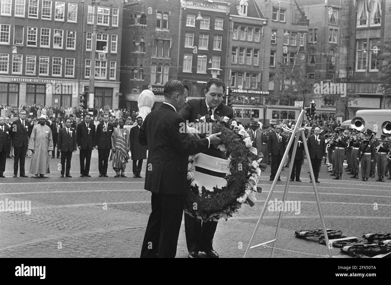 Föderation der ehemaligen Kämpfer Kränze am Nationalmonument auf dem Dam-Platz gelegt, links Herr W. Ch. J. M. van Lanschot, Vorsitzender der WVF, und Herr Acton, 12. Oktober 1967, Kranzniederlegung, Niederlande, Presseagentur des 20. Jahrhunderts, Foto, Nachrichten zum erinnern, Dokumentarfilm, historische Fotografie 1945-1990, visuelle Geschichten, Menschliche Geschichte des zwanzigsten Jahrhunderts, Momente in der Zeit festzuhalten Stockfoto