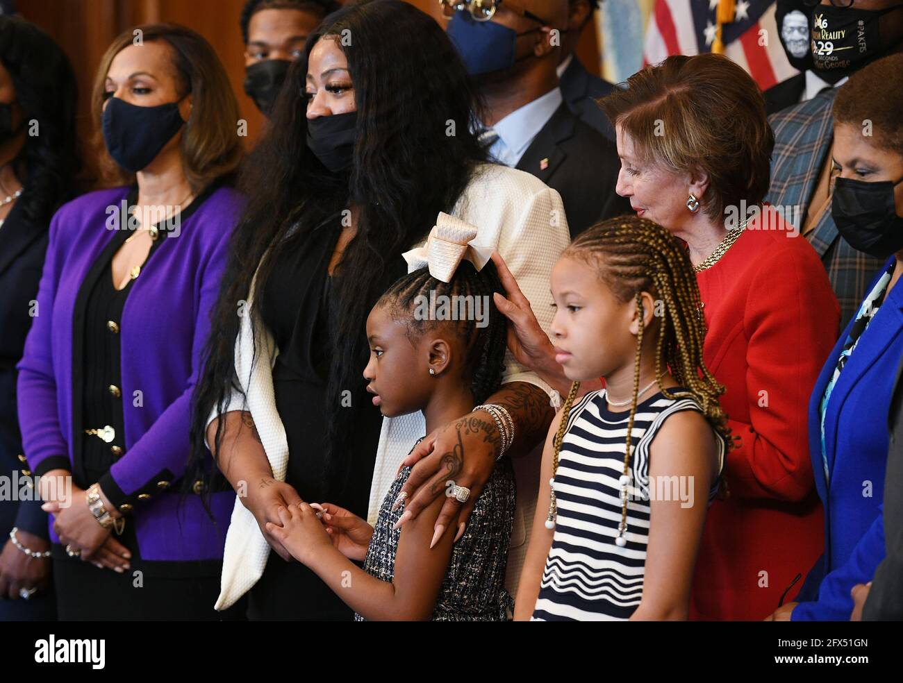 Die Sprecherin des Repräsentantenhauses der Vereinigten Staaten, Nancy Pelosi (Demokratin von Kalifornien) (2. R), legt ihre Hand auf Gianna Floyd, die Tochter von George Floyd, und trifft sich am 25. Mai 2021 mit der Familie Floyd im Rayburn Room des US-Kapitols in Washington, DC.Quelle: Mandel Ngan/Pool über CNP /MediaPunch Stockfoto