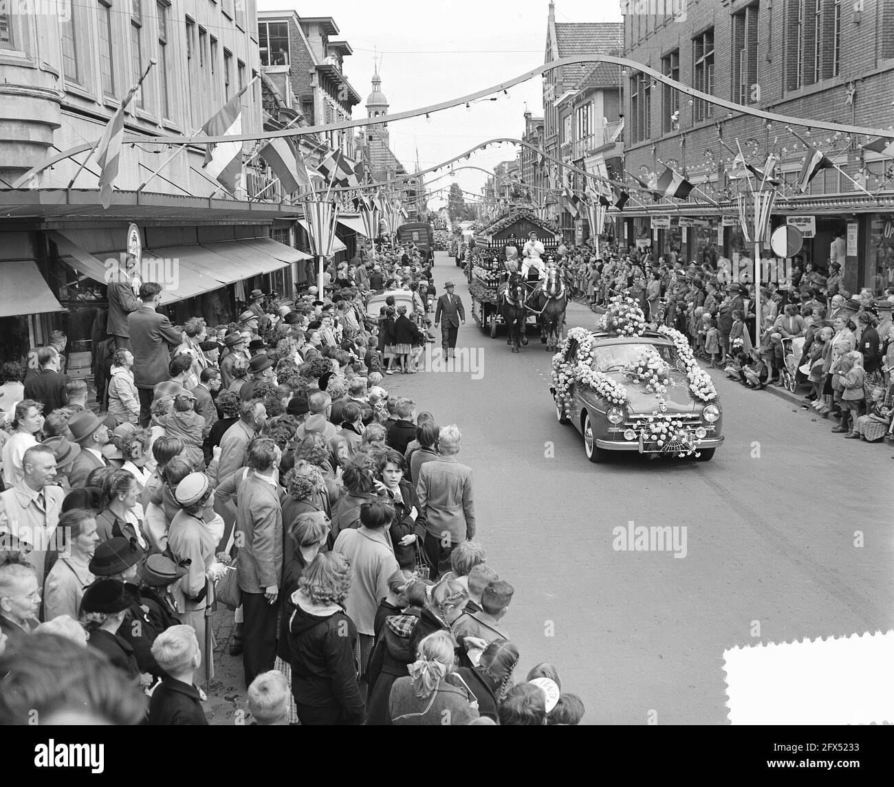 Feierlichkeiten Jubiläum Alkmaar Blumenparade, 30 1954. Juli, BLOEMENCORSO, JUBILEA, Niederlande, 20. Jahrhundert Presseagentur Foto, Nachrichten zu erinnern, Dokumentarfilm, historische Fotografie 1945-1990, visuelle Geschichten, Menschliche Geschichte des zwanzigsten Jahrhunderts, Momente in der Zeit festzuhalten Stockfoto